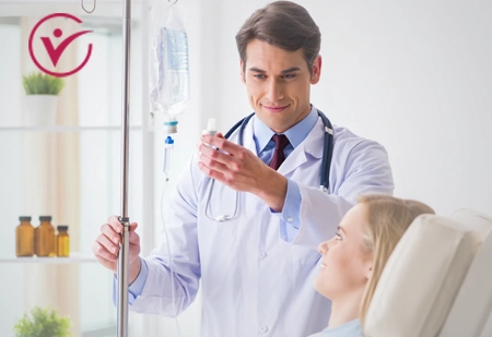 Врач делает капельницу пациенту